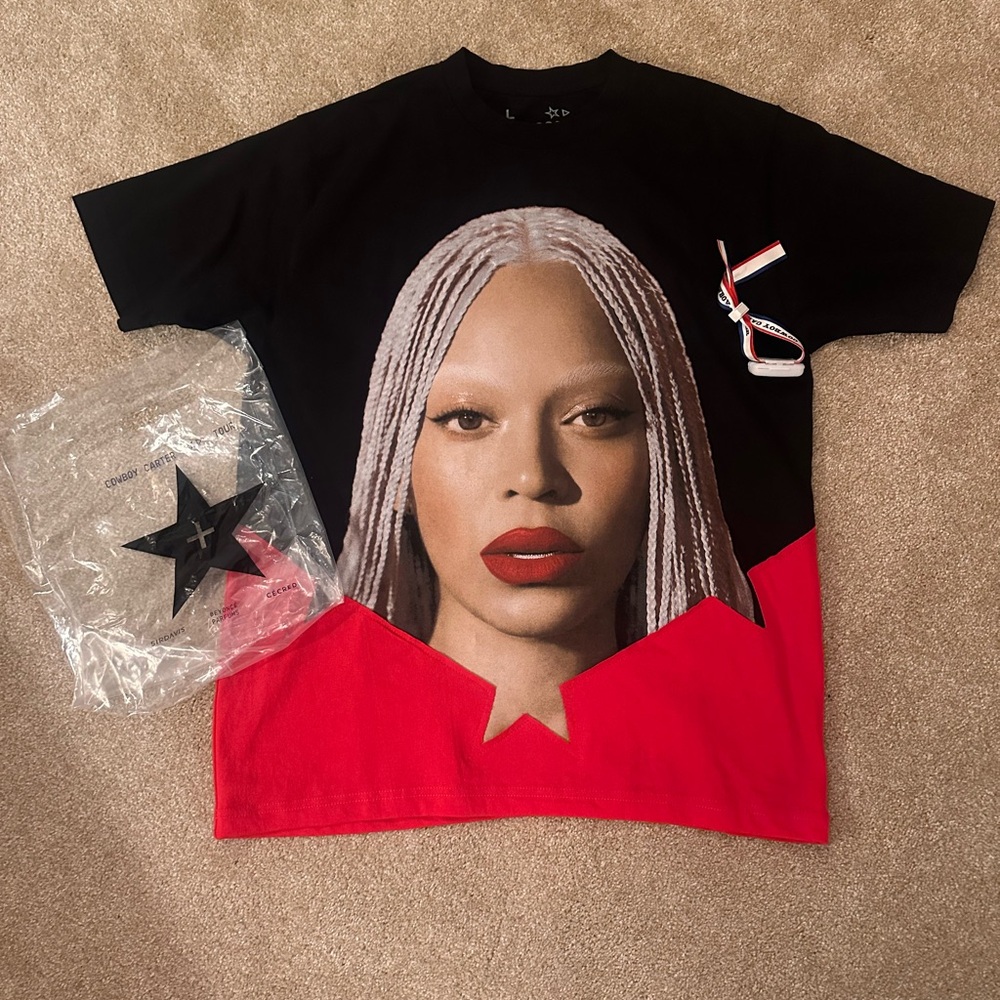 Beyoncé Cowboy Carter Tour NWT T-Shirt Size Large with bag and concert bracelet